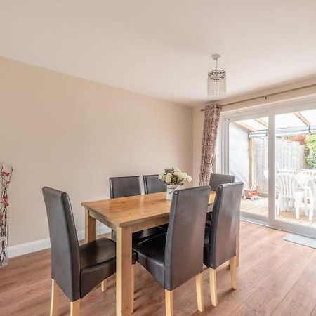 3-Bed Family Home With Parking & Large Garden Windsor Kültér fotó