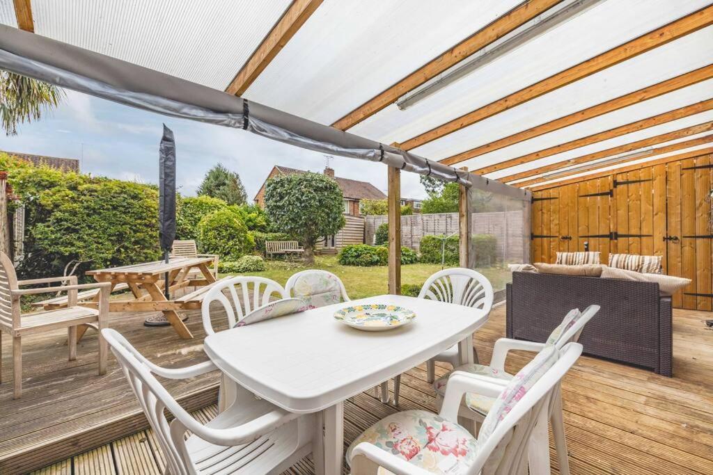 3-Bed Family Home With Parking & Large Garden Windsor Kültér fotó