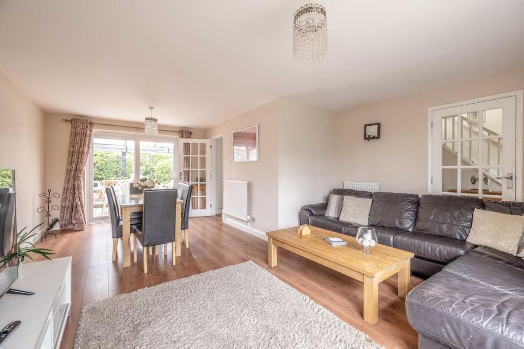 3-Bed Family Home With Parking & Large Garden Windsor Kültér fotó